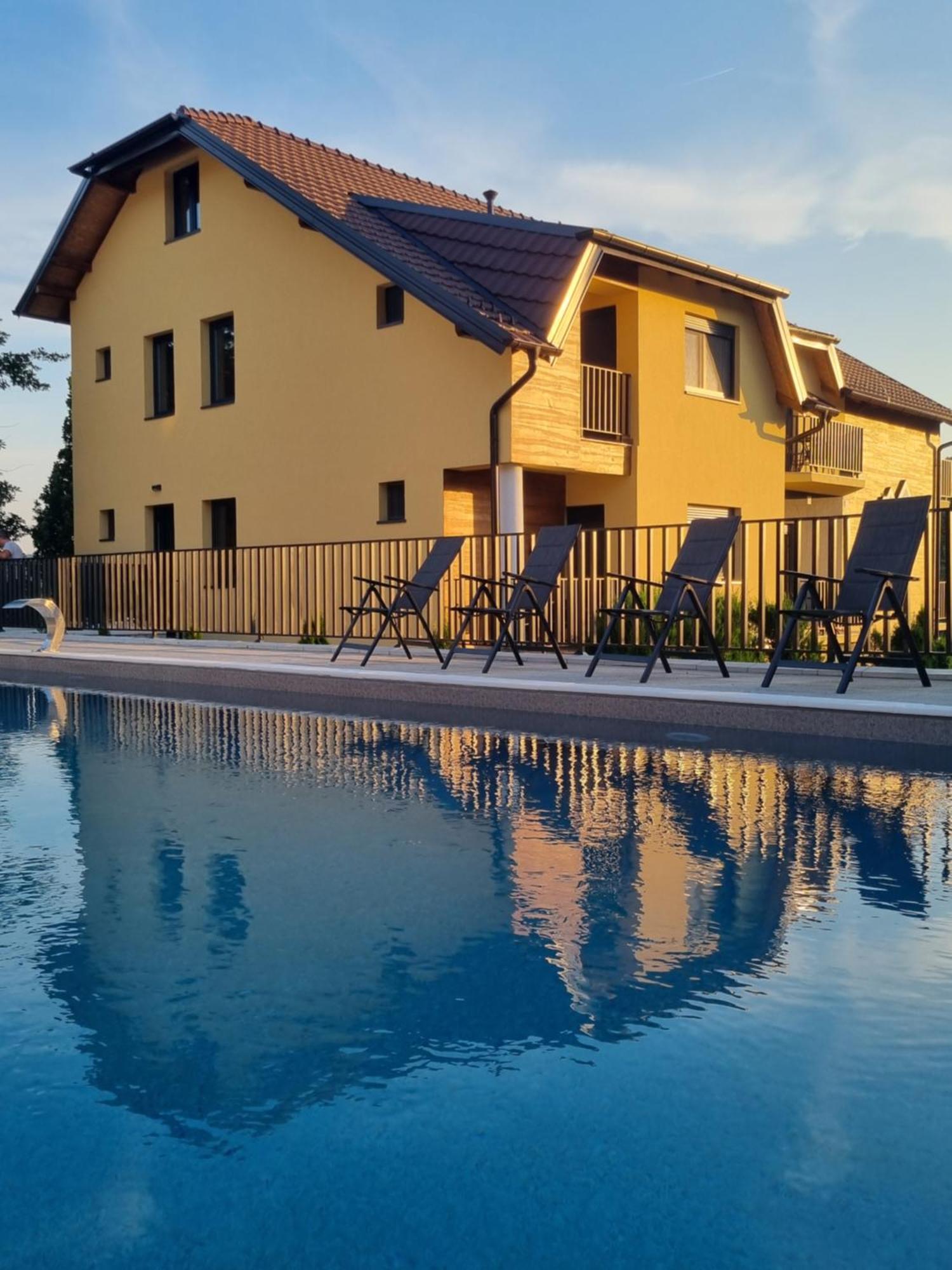 Vila K2 Vrdnik Luaran gambar